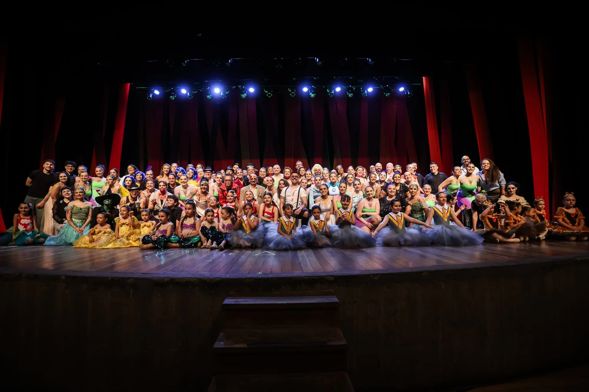 Elenco do Inspiration reunido no palco